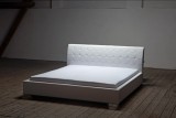 Stylová bílá postel Atos z kolekce Petra Aksamita